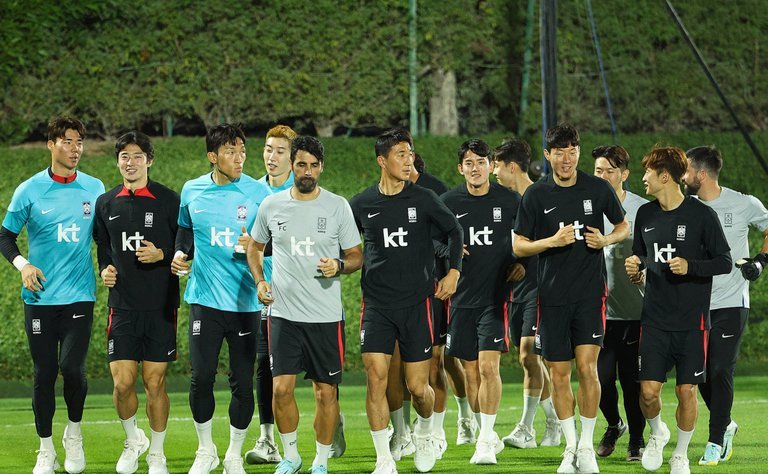 韩国队启程前往世界杯集训地，李刚仁踢完欧冠决赛后会合