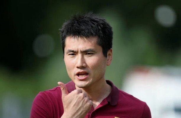 邵佳一现身U19教学赛 与久尔杰维奇交流