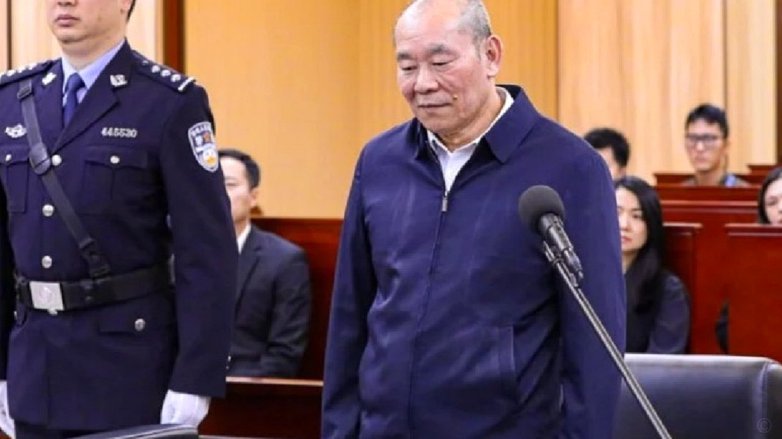马德鲁加禁区倒地，裁判查看VAR