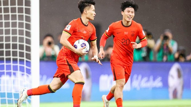 和乌兹的热身赛开场29分钟，中国1:0，吴曦进球