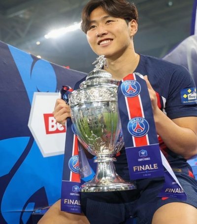 亚足联年度颁奖：上田绮世、黄仁范、李刚仁争最佳海外球员